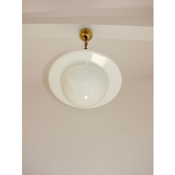 Lampa vintage z opalowego szkła i mosiężnym łańcuchem